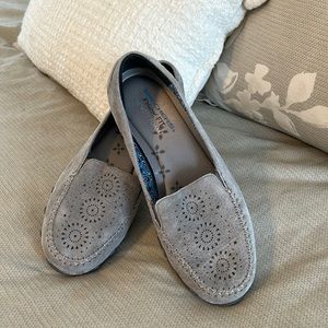 Skechers gray suede loafers